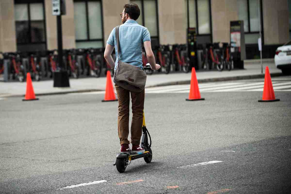 Is electric scooter faster than bike?